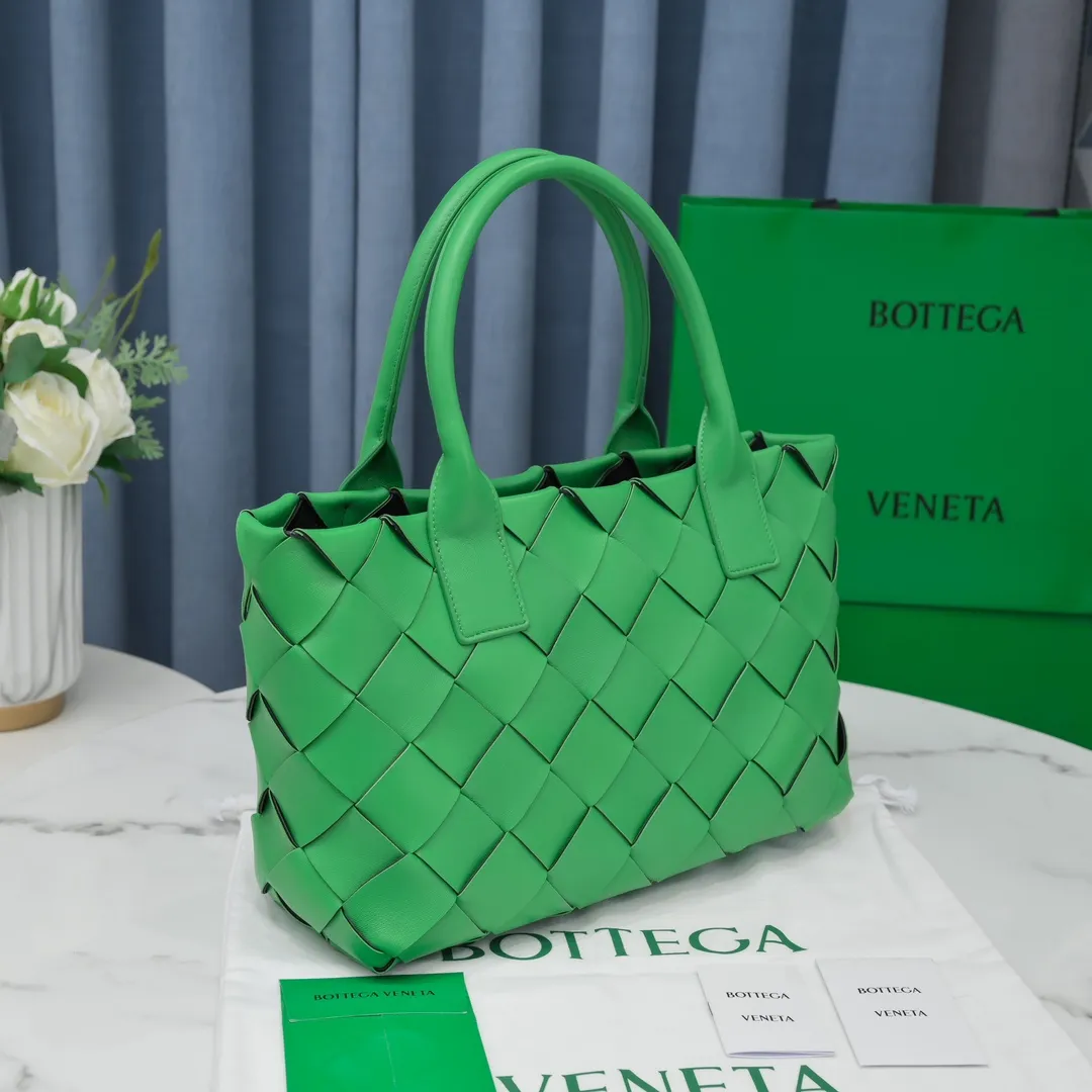 MAXI CABAT tote handbag 😎 ✧Bottega veneta.͙Hand-woven has its own characteristics, the original lambskin 🐑I really like their craftsmanship. Whether it is a bright bright color or a low-key dark color, it looks very textured when you pick it up. It seems that all colors can be made to look good, and it is also very convenient for daily wear. It is a classic and fashionable must-have. If you like it, hurry up ؔʶ̷ ˡ̲̮ ؔʶ̷✧ Size: 33*23*12, model number [9891#]